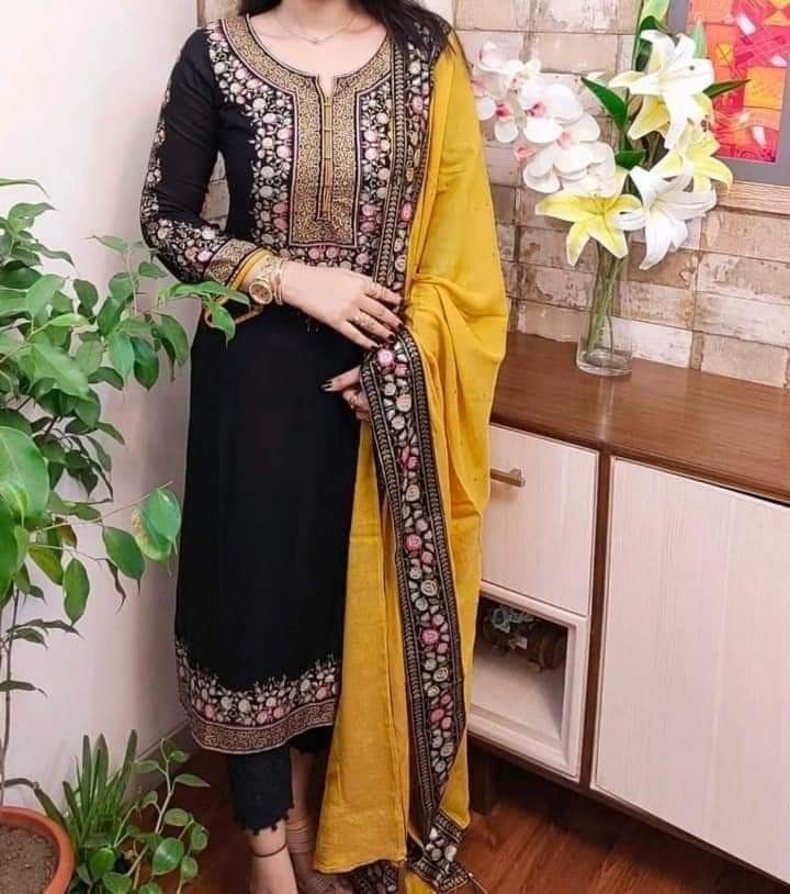 আকর্ষণীয় ডিজাইনে আনস্টিচড কটন থ্রি পিস