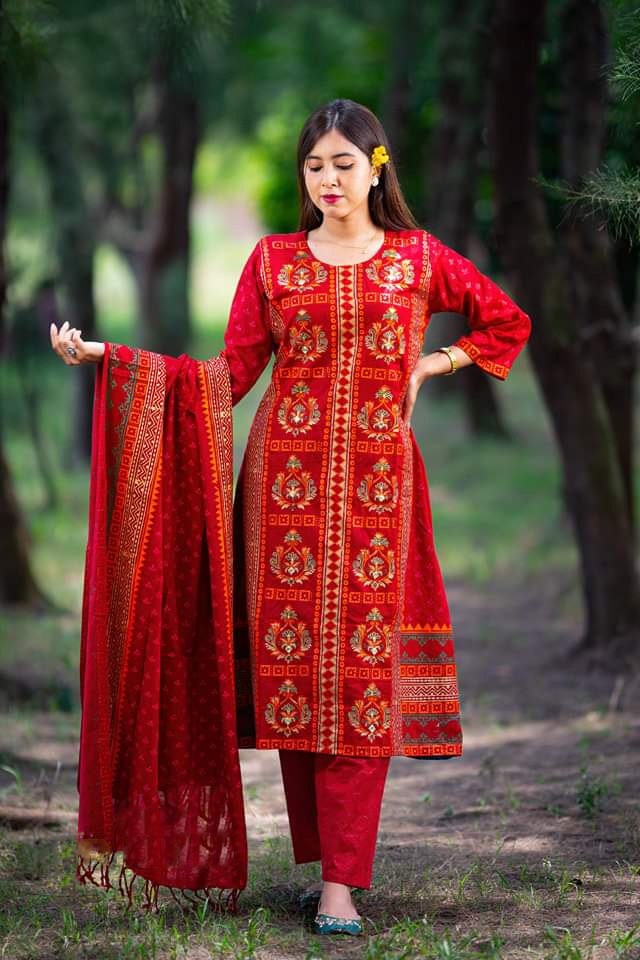 আকর্ষণীয় ডিজাইনে কটন থ্রি পিস