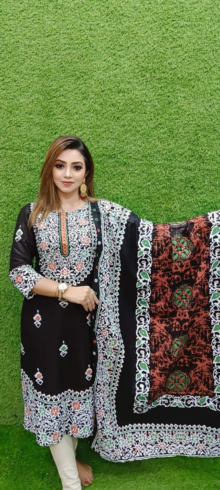 আকর্ষণীয় ডিজাইনে আনস্টিচড কটন থ্রি পিস