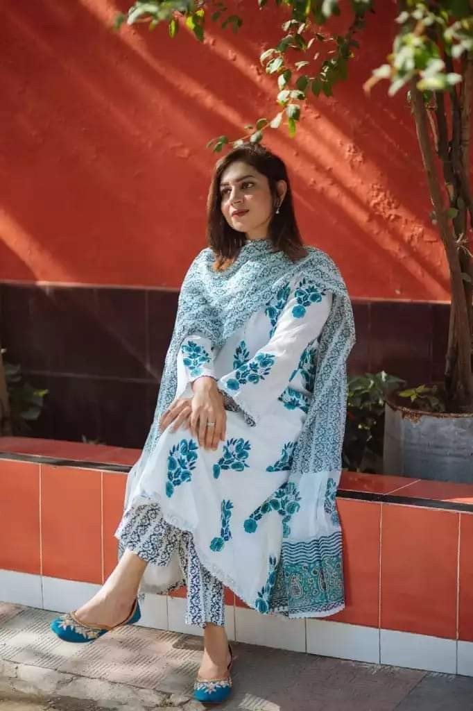 আকর্ষণীয় ডিজাইনে আনস্টিচড কটন থ্রি পিস